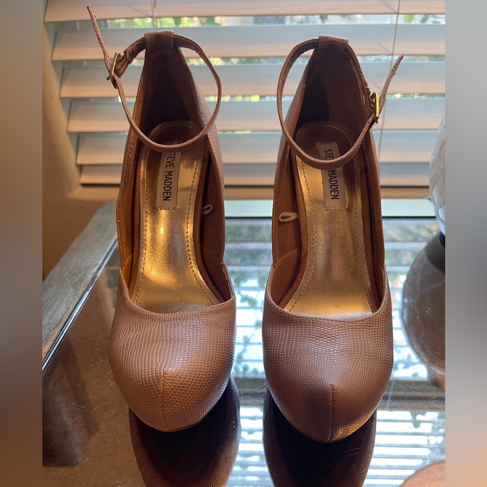 Steve Madden platform pump